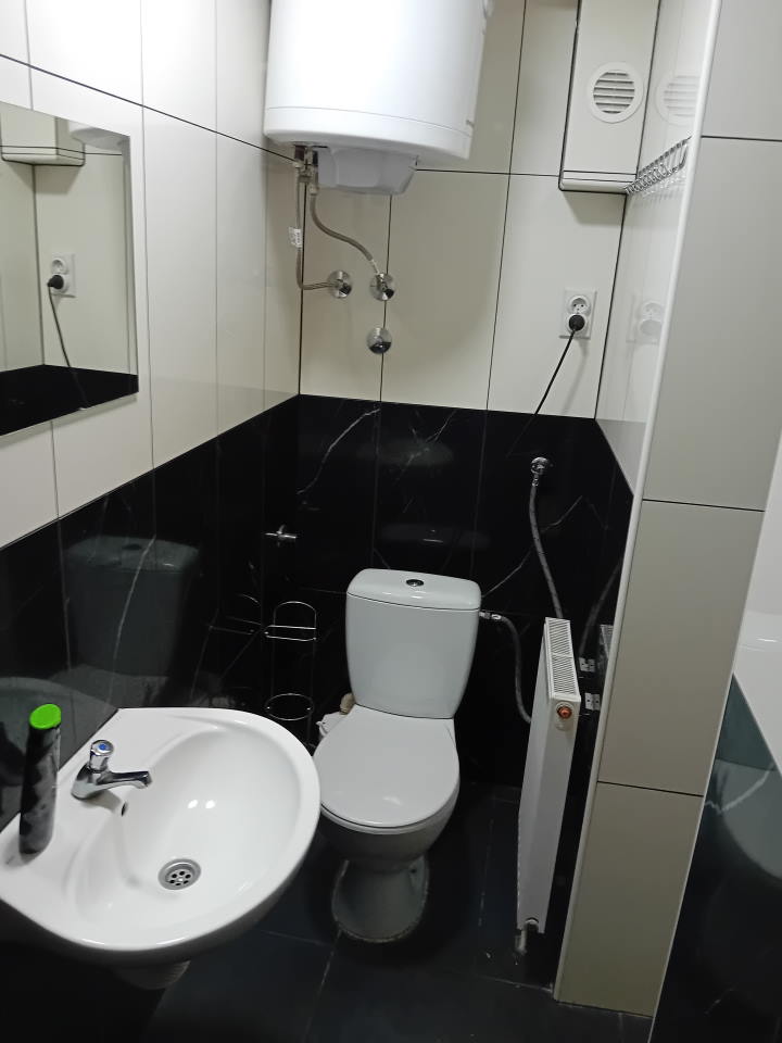 Izdajem opremljen lokal u Inđiji od 100m2