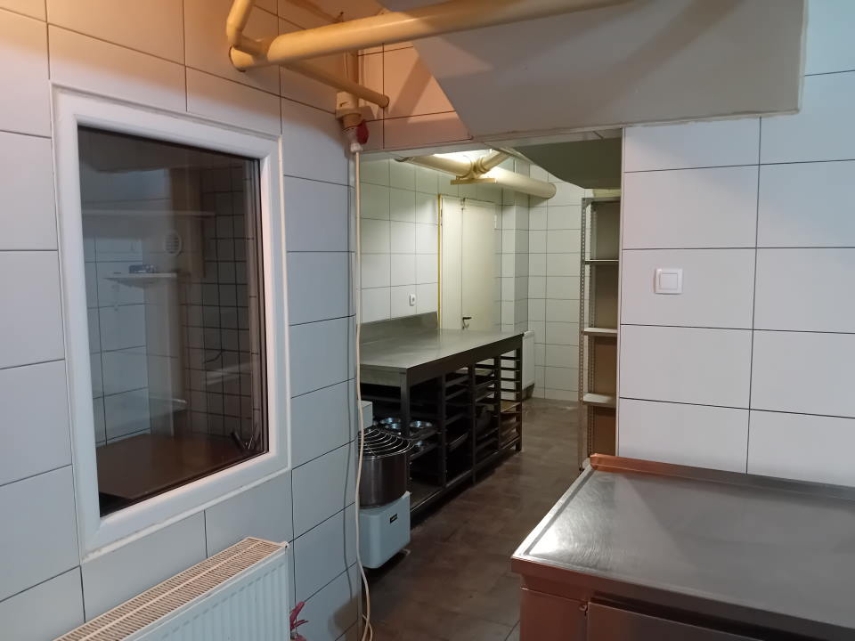Izdajem opremljen lokal u Inđiji od 100m2
