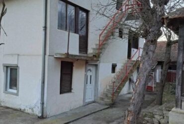 Prodajem kucu Ugrinovci-Gornji Milanovac