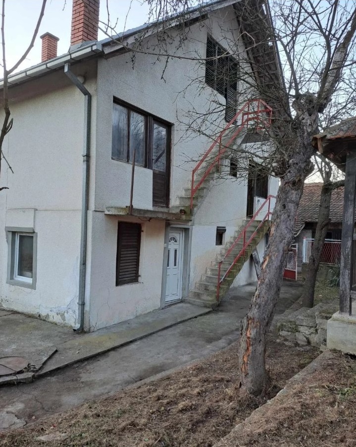 Prodajem kucu Ugrinovci-Gornji Milanovac