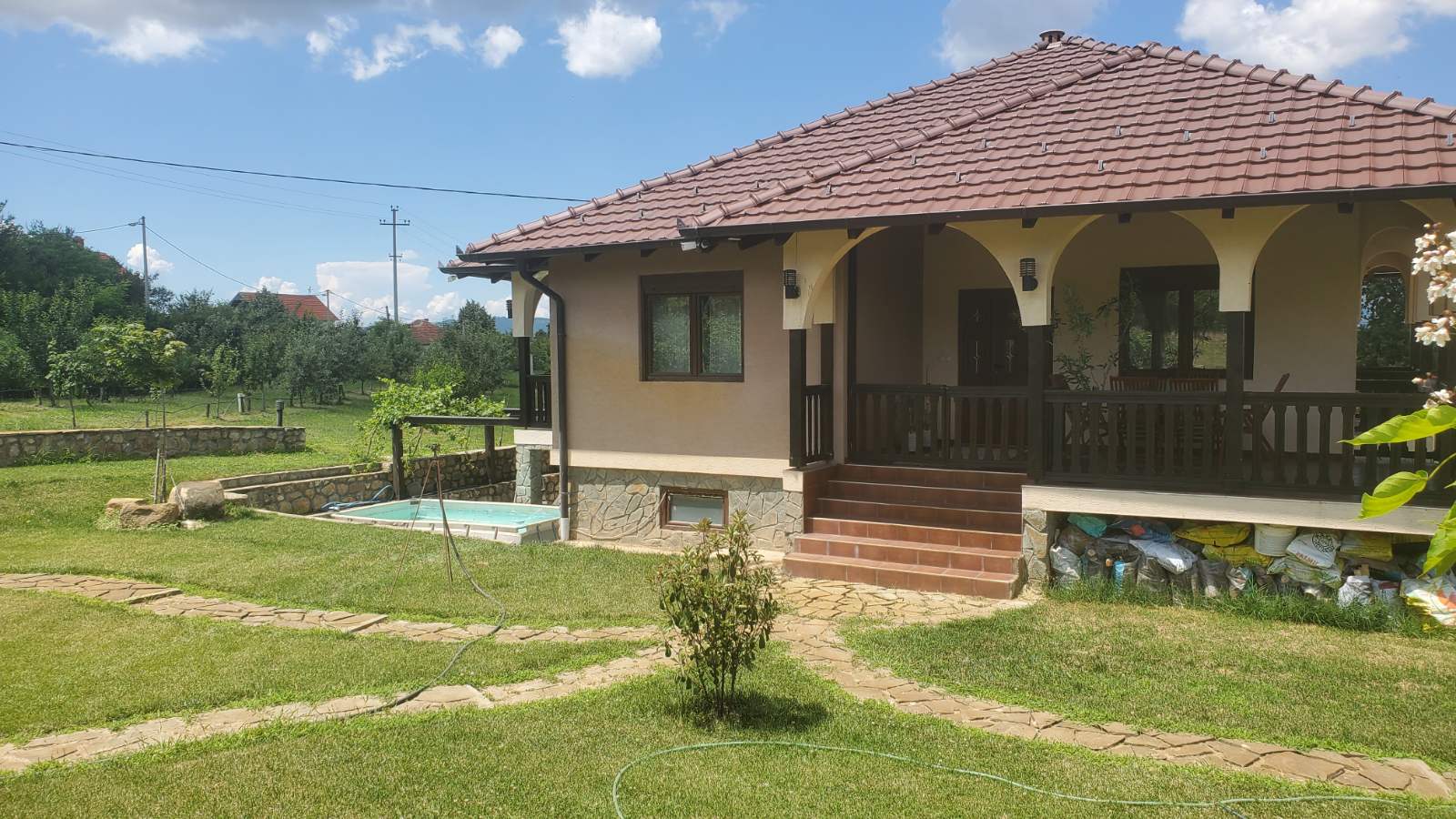 Prodajem kucu sa plantazom Žbevac-Bujanovac