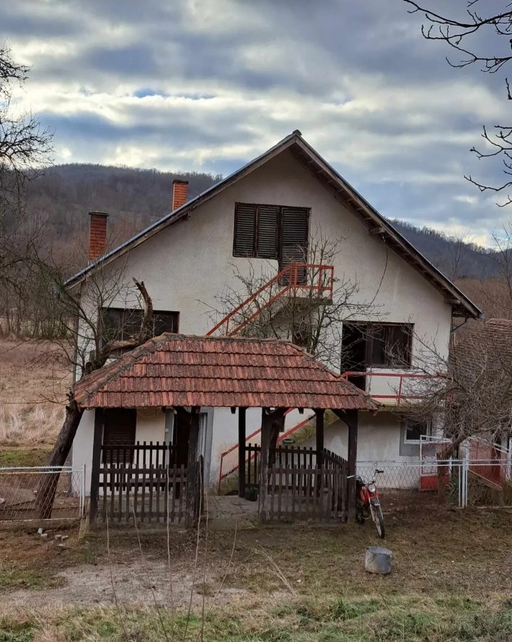 Prodajem kucu Ugrinovci-Gornji Milanovac