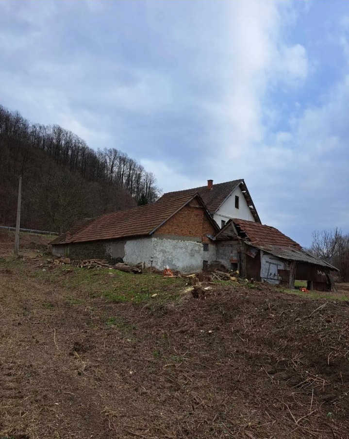Prodajem kucu Ugrinovci-Gornji Milanovac