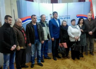 Za raseljene porodice u Nišu po 9.000 evra za građevinski materijal Sedam rasljenih porodica potpisalo ugovore u Gradskoj kući u Nišu