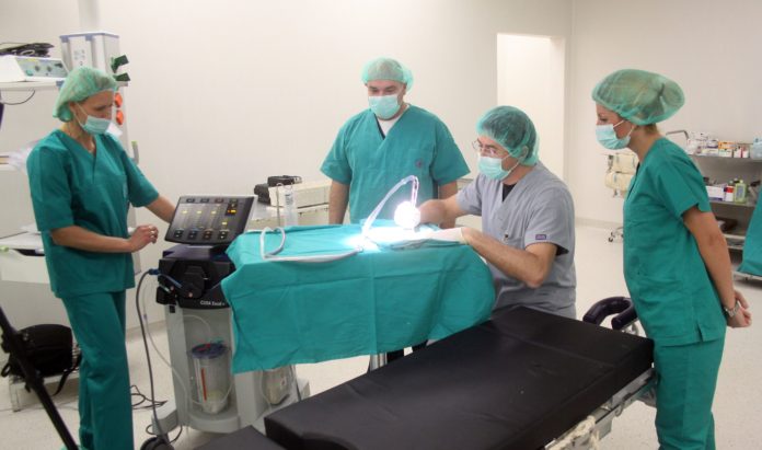 Prva neurohirurška intervencija sa „Kjuza“ aparatom u KC Niš