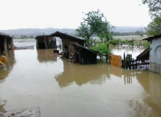 Štab za vanredne situacije deli gumene čizme stanovnicima Naselja 9. maj