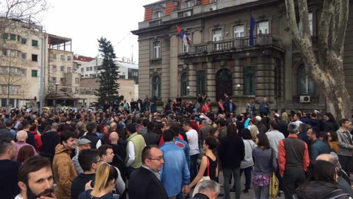 Ne damo niški aerodrom, protest Nišlija ispred Gradske kuće