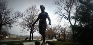 Spomenik fudbaleru u Nišu; Foto: Naissus Info