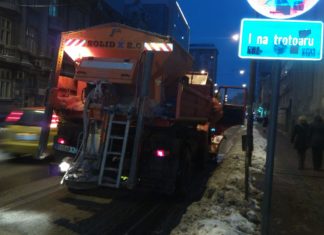 Na snazi crveni meteoalarm: Putevi I i II reda prohodni, saobraćaj usporen Čišćenje niških ulica; Foto: Naissus Info