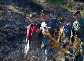 General Diković sa glumcima na snimanju filma o kralju Petru General Diković na snimanju filma o kralju Petru; Foto: Ministarstvo odbrane RS