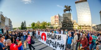Inicijativa “Ne damo niški aerodrom” uputila žalbu Direktoratu za konkurenciju EU Protest 25. aprila na Trgu kralja Milana, Niš; Foto: Luka Radulović