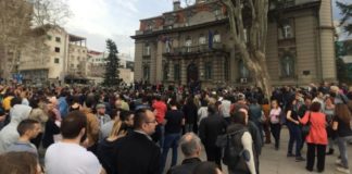 Protest "Ne damo niški aerodrom" ispred Gradske kuće u Nišu