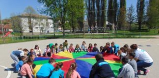 Super autobus “Putokaza” u Nišu: Kretivna radionica za decu Četiri godine rada Programa jačanja porodica u Nišu