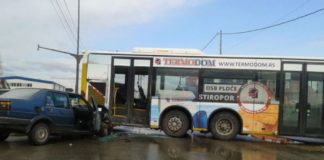 Novi udes u Nišu: Auto se zakucao u gradski autobus Novi udes u Nišu; Foto: J.Ćosin, Večernje novosti