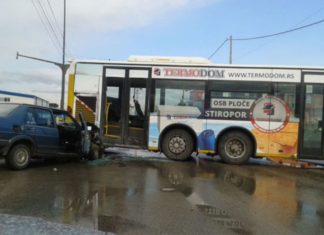 Novi udes u Nišu: Auto se zakucao u gradski autobus Novi udes u Nišu; Foto: J.Ćosin, Večernje novosti