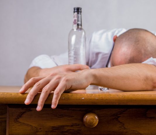 Više od 100 grama alkohola nedeljno opasno po zdravlje: Koliko čašica popije Srbin? alkohol