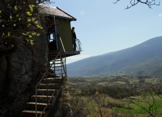 Neobična građevina kod Bele Palanke: Kuća kao orlovo gnezdo Bela Palanka, kuca u steni; Foto: J. Ćosin