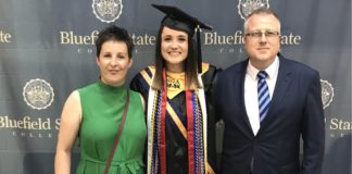 Jelena Jevtić iz Niša student generacije u Americi Jelena u društvu porodice tokom diplomiranja