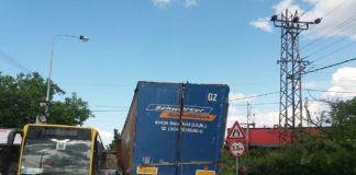 Saobraćajni kolaps u Nišu: Kamion udario u podvožnjak u Novom Selu Kamion udario u podvožnjak u Nišu; Foto: Naissus Info