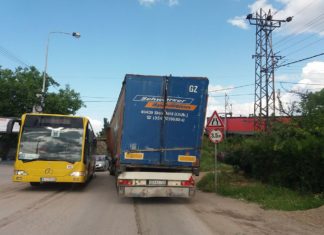 Saobraćajni kolaps u Nišu: Kamion udario u podvožnjak u Novom Selu Kamion udario u podvožnjak u Nišu; Foto: Naissus Info