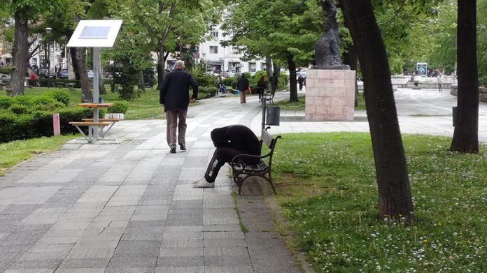 Beskućnik na klupi u niškom parku; Foto: Mladen Stanić