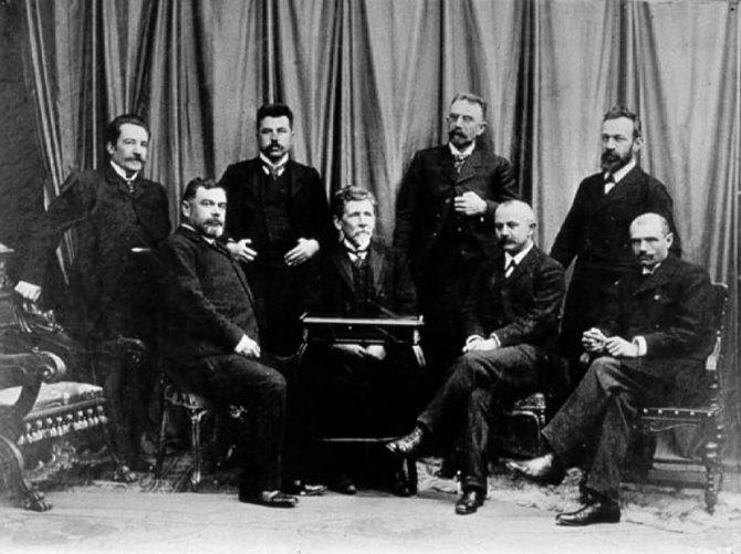 Prvih osam redovnih profesora Beogradskog univerziteta. Mika Alas sedi prvi s desna. Foto: Wikimedia Commons/sanu.ac.rs