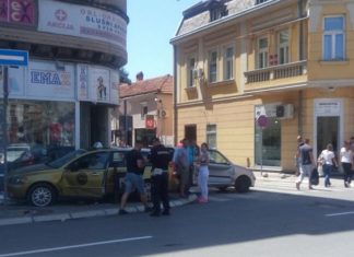 U sudaru dva automobila pokošen pešak na trotoaru u Nišu Sudarila se dva automobila, povređen pešak; Foto: Naissus Info