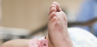 Porodila se u vozilu niške Hitne pomoći i na svet donela zdravog dečaka U 2017. nas je bilo 40.000 manje nego u prethodnoj godini