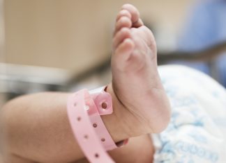 Porodila se u vozilu niške Hitne pomoći i na svet donela zdravog dečaka U 2017. nas je bilo 40.000 manje nego u prethodnoj godini