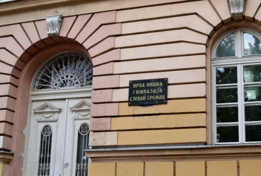 Poverenik potvrdio: Nastavnici niškog „Sremca“ diskriminisani, ostali bez posla zbog političkih ubeđenja Prva niška gimnazija “Stevan Sremac” u Nišu