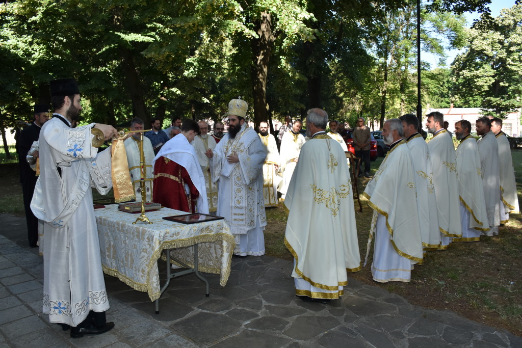 Liturgiju u dvorištu Ćele-kula služio je Njegovo Preosveštenstvo Episkop niški Gospodin Arsenije