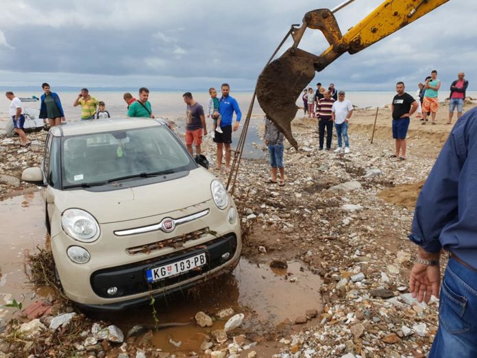 Auto u moru Grcka Info Bujice napravile materijalnu štetu u turističkim mestima u Grčkoj; Foto: Grčka Info FB, Printscreen