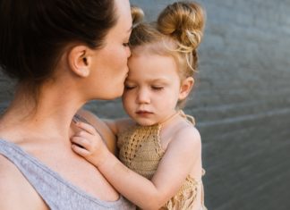 Nagrađeni najbolji radovi učenika niškog konkursa “Najlepša reč – mama” Nagrađeni najbolji radovi učenika konkursa "Najlepša reč - mama"