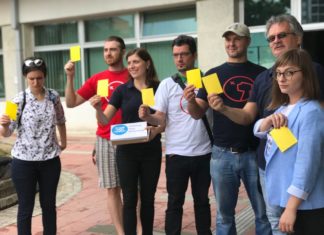 Ne damo aerodrom: Žuti kartoni za niške odbornike Žuti kartoni za odbornike Skupšine grada Niša; Foto: Inicijativa "Ne damo niški aerodrom"
