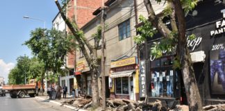 Postavljaju se behaton ploče na trotoaru u Voždovoj ulici u Nišu Počela rekonstrukcija trotoara u Voždovoj ulici; Foto: Grad Niš