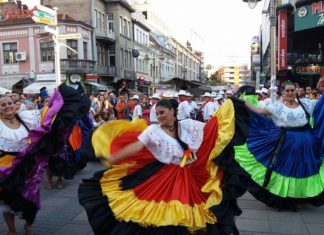 Defile folkloraca u centru Niša: Kompletan program međunarodnog festivala Međunarodni festival folklora u Nišu prethodnih godina: Foto: SKC Niš