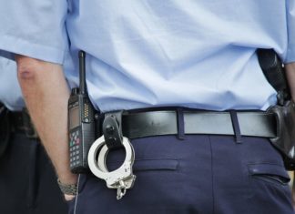 Uhapšen zbog posedovanja i prodaje marihuane Policajac