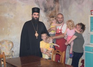 Niški vladika Arsenije uručio pomoć osmočlanoj porodici u Trupalu Niški vladika Arsenije uručio pomoć osmočlanoj porodici u Trupalu