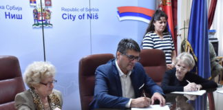 Krov nad glavom za još šest izbeglih porodica u Nišu Potpisivanje Ugovora sa izbeglim licima o dodeli bespovratne pomoći za kupovinu seoskih kuća sa okućnicom