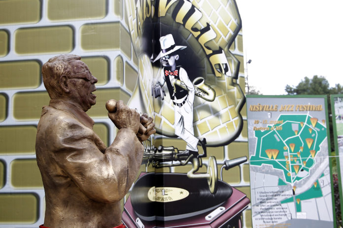 Nis. 1.8.2018. Ekipa Nisvil Jazz festivala unosi statuu Sabana Bajromovica u prostorije buduceg Jazz muzeja u tvrdjavi u Nisu