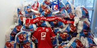 Prvotimci Radničkog podelili paketiće najmlađim članovima kluba FK Radnički deli paketiće