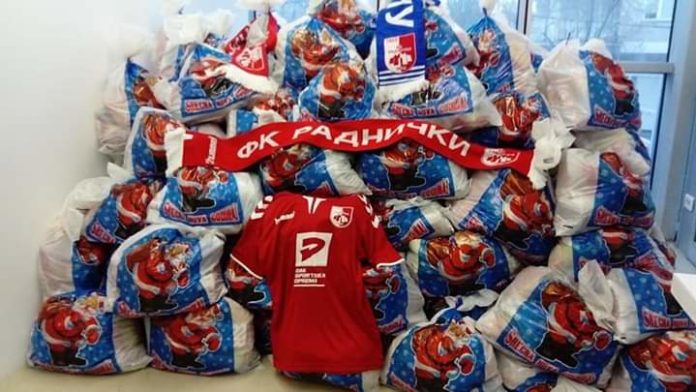 FK Radnički deli paketiće