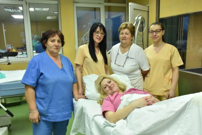 Ekipa-lekara-sestara-i-porodilja Prva beba u 2019. godini Foto: Vladan Damjanović