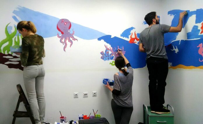 Studenti Fakulteta umetnosti oslikavaju dečije odeljenje Kliničkog centra u Nišu