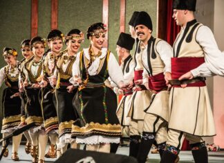 Zajednički koncert akademskih folklornih ansambala na Letnjoj pozornici Foto: FB afaoronis