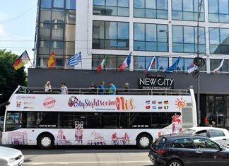 SSP: Turistički autobus iz Niša prelepljen folijama i poslat na otvaranje deonice auto-puta zbog Vučićeve posete Turistički autobus