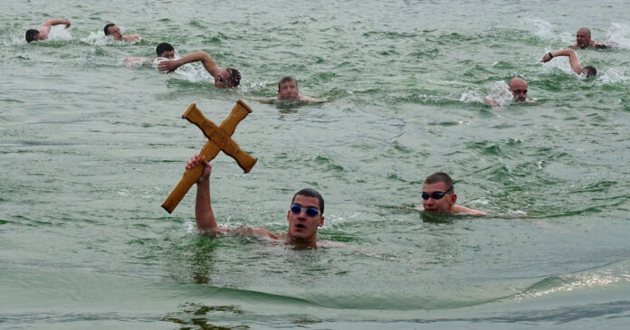 Plivanje za časni krst u Nišu
