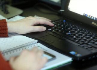 Završen jesenji raspust, srednjoškolci u Nišu kombinovano Online nastava