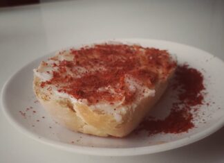5 srpskih specijaliteta koji će Vas vratiti u detinjstvo Hleb sa mašću i alevom paprikom