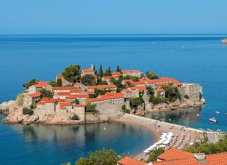 Crna Gora ne odustaje od sezone, na 16 kvadratnih metara plaže po 2 ležaljke Crna Gora se užurbano sprema za novu turističku